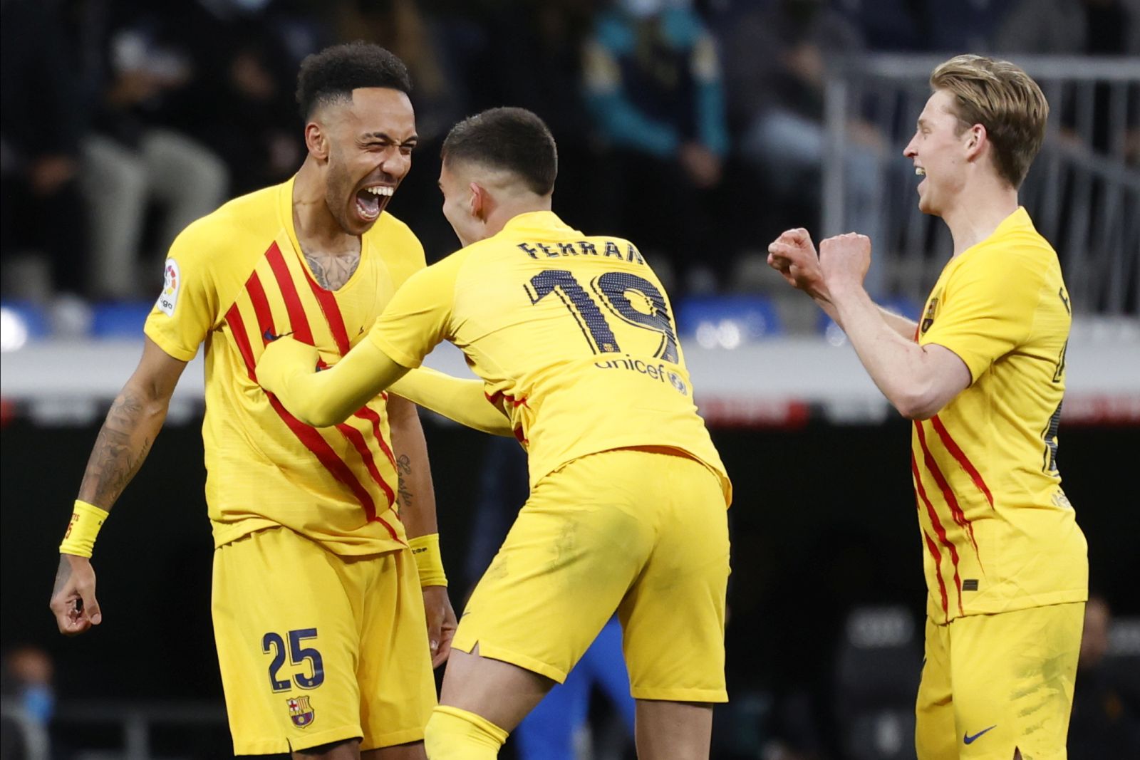 epa09839476 FC Barcelona's Pierre-Emerick Aubameyang (L) celebrates with teammates after scoring the 4-0 lead during 'El Clasico', the Spanish LaLiga soccer match between Real Madrid and FC Barcelona in Madrid, Spain, 20 March 2022.  EPA/Sergio Perez