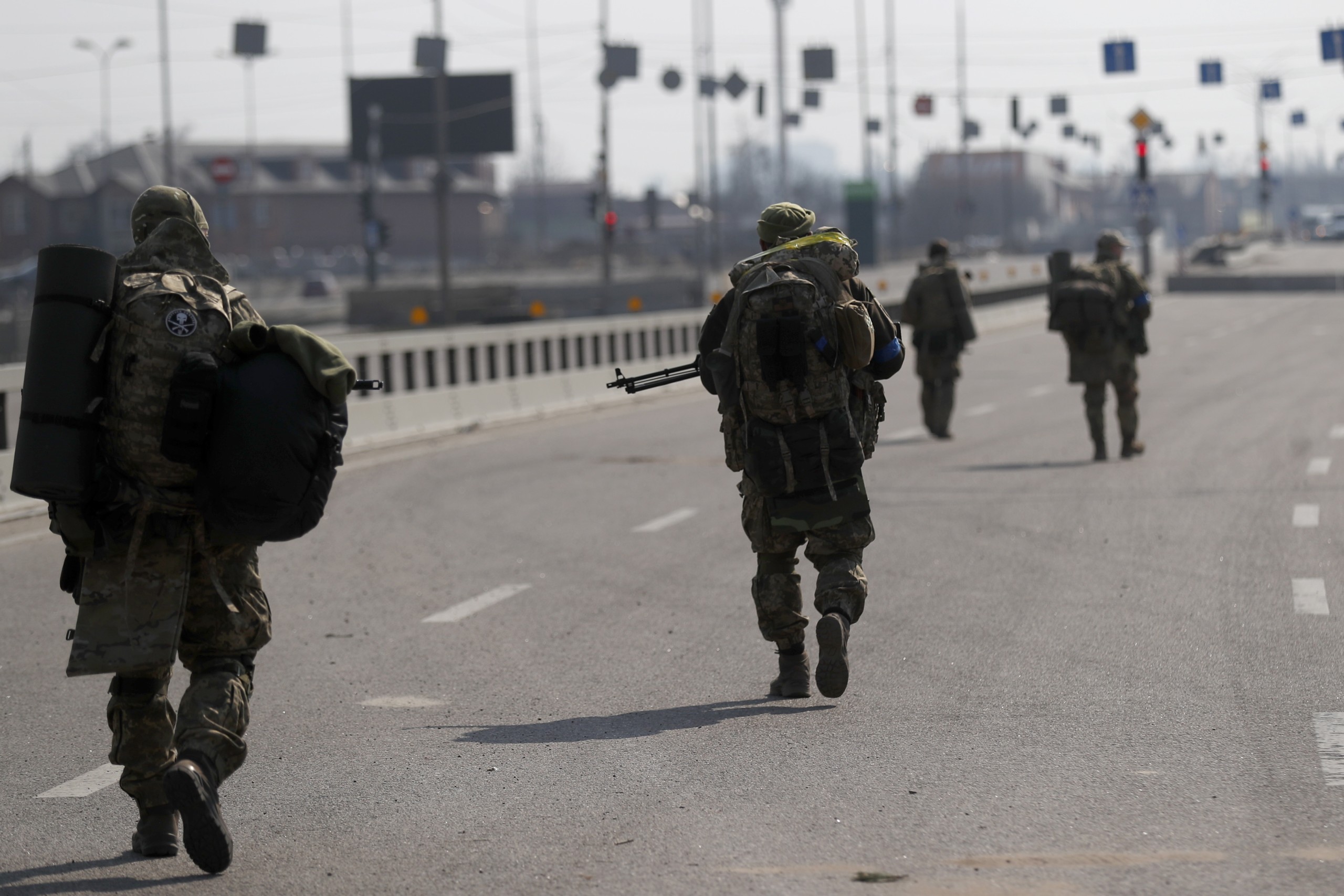 epa09844619 Ukrainian soldiers patrol on the outskirt of Kiev (Kyiv), Ukraine, 23 March 2022. Russian troops entered Ukraine on 24 February prompting the country's president to declare martial law and triggering a series of announcements by Western countries to impose severe economic sanctions on Russia.  EPA/ATEF SAFADI