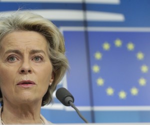 epa09849654 European Commission President Ursula von der Leyen gives a press conference at the end of a two day European Council Summit in Brussels, Belgium, 25 March 2022.  EPA/OLIVIER HOSLET