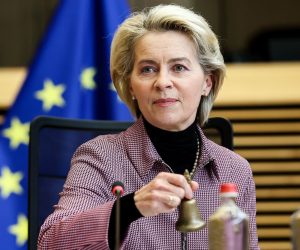 epa09860041 European Commission President Ursula von der Leyen rings the bell at the start of the European Commission weekly College Meeting at EU headquarters in Brussels, Belgium, 30 March 2022.  EPA/KENZO TRIBOUILLARD / POOL