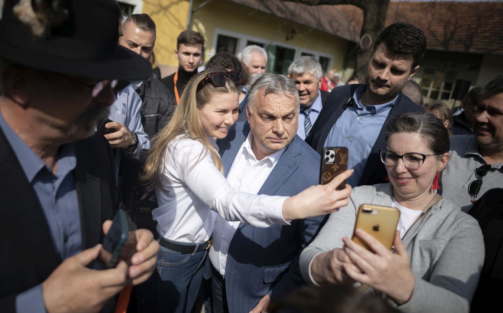 epa09858042 A handout photo made available by the Hungarian PM's Press Office shows Hungarian Prime Minister Viktor Orban, Chairman of the ruling Fidesz party (C) taking a selfie with one of his supporters during a campaign rally in Bekescsaba, Hungary, 29 March 2022. The general elections will take place on 03 April 2022.  EPA/BENKO VIVIEN CHER / HUNGARIAN PRIME MINISTER OFFICE / HANDOUT HUNGARY OUT HANDOUT EDITORIAL USE ONLY/NO SALES