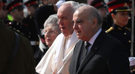 Papa kaže da razmišlja o putovanju u Kijev. “Da, poziv je na stolu”
