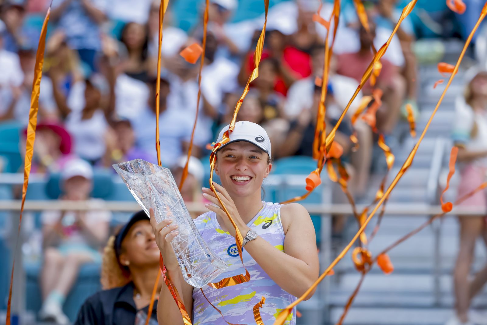 epaselect epa09866507 Iga Swiatek of Poland holds the Butch Buchholz Trophy after defeating Naomi Osaka of Japan in the women's singles final  match of the Miami Open tennis tournament at Hard Rock Stadium in Miami Gardens, Florida, USA, 02 April 2022.  EPA/ERIK S. LESSER