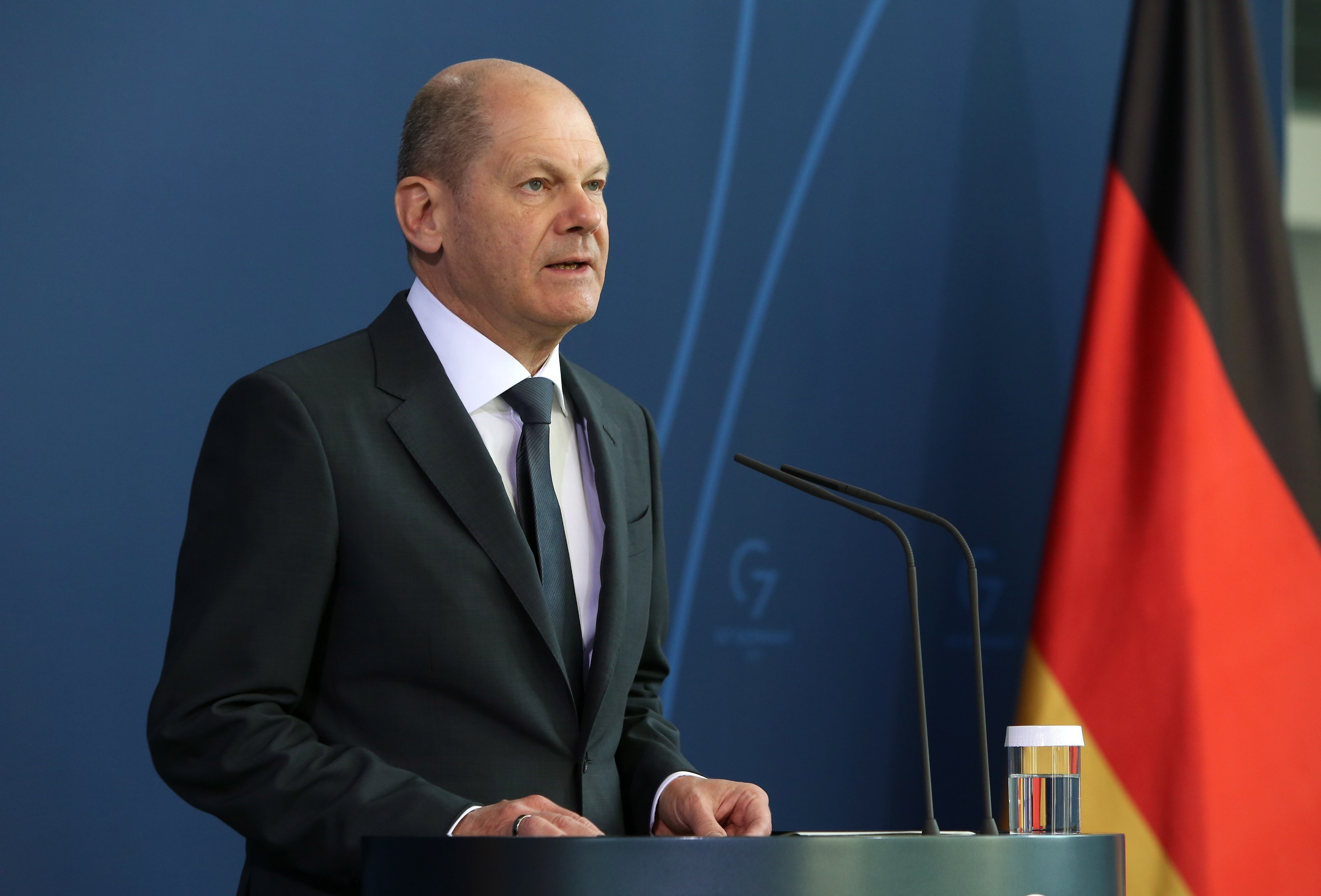 epa09868041 German Federal Chancellor Olaf Scholz speaks to the press in the federal Chancellery about an alleged massacre of Ukrainian civilians in the town of Bucha amidst the ongoing war in Ukraine, in Berlin, Germany, 03 April 2022. The incident near the Ukrainian capital of Kyiv, of which officials say evidence is mounting, was a 'deliberate massacre', said the country's foreign minister on 03 April.  EPA/ADAM BERRY / POOL