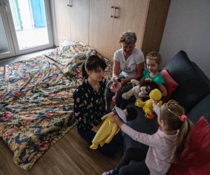 epa09870678 Ukrainian refugees play in a new apartment building in Lodz, central Poland, 04 April 2022. The real estate company 'Opus' donated 21 apartments for use to almost 70 women with children from Ukraine.  EPA/Grzegorz Michalowski POLAND OUT