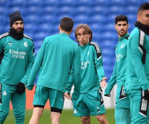 epa09872229 Karim Benzema (L) and Luka Modric C) of Real Madrid at the start of the team's training in London, Britain, 05 April 2022. Real Madrid will face Chelsea in the UEFA Champions League quarter final, first leg soccer match on 06 April.  EPA/Andy Rain