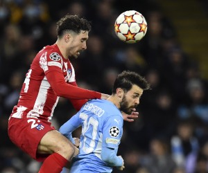 epa09872618 Sime Vrsaljko (L) of Atletico Madrid in action against Bernardo Silva (R) of Manchester City during the UEFA Champions League quarter final, first leg soccer match between Manchester City and Atletico Madrid in Manchester, Britain, 05 April 2022.  EPA/PETER POWELL