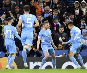 epa09872651 Kevin De Bruyne (C) of Manchester City celebrates with teammates after scoring the 1-0 lead during the UEFA Champions League quarter final, first leg soccer match between Manchester City and Atletico Madrid in Manchester, Britain, 05 April 2022.  EPA/PETER POWELL
