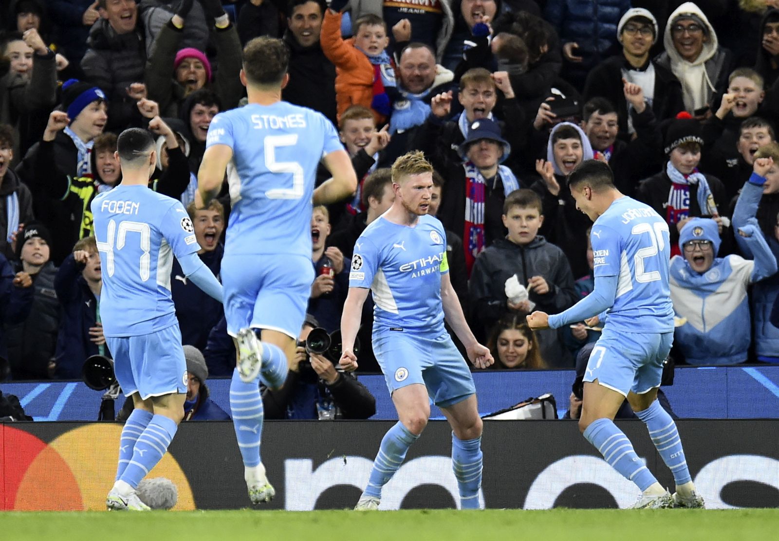 epa09872651 Kevin De Bruyne (C) of Manchester City celebrates with teammates after scoring the 1-0 lead during the UEFA Champions League quarter final, first leg soccer match between Manchester City and Atletico Madrid in Manchester, Britain, 05 April 2022.  EPA/PETER POWELL