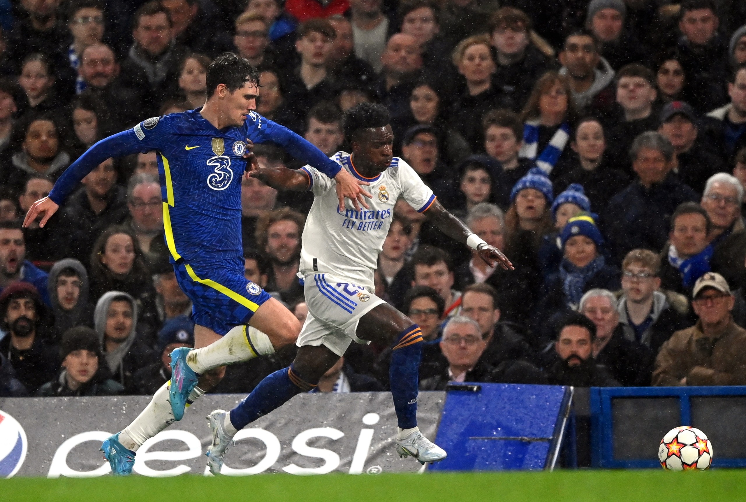 epa09874279 Real Madrid's Vinicius Junior (R) in action against Chelsea's Andreas Christensen (L) during the UEFA Champions League quarter final, first leg soccer match between Chelsea FC and Real Madrid in London, Britain, 06 April 2022.  EPA/NEIL HALL