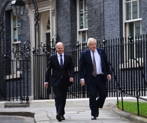 epa09878733 Germany's Chancellor Olaf Scholz (L) and Britain's Prime Minister Boris Johnson (R)  depart 10 Downing Street for a press conference in London, Britain, 08 April 2022.  EPA/NEIL HALL