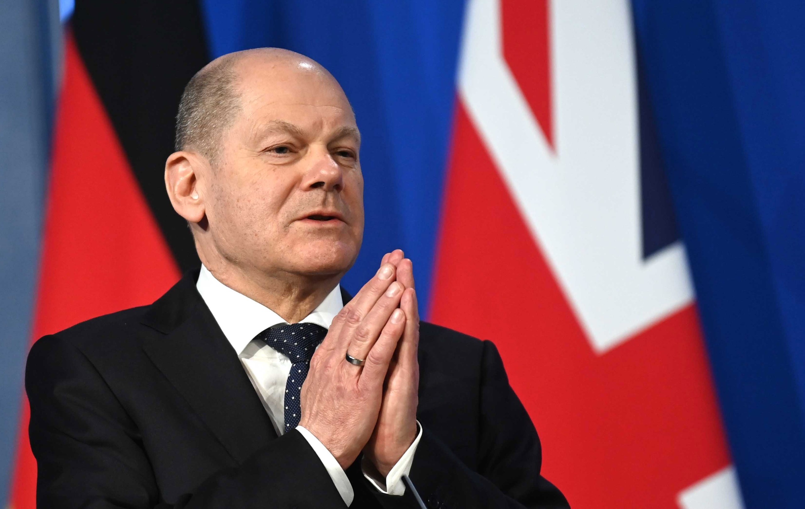 epa09878725 Germany's Chancellor Olaf Scholz speaks at a press conference in Downing Street in London, Britain, 08 April 2022.  EPA/NEIL HALL / POOL