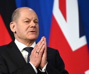 epa09878725 Germany's Chancellor Olaf Scholz speaks at a press conference in Downing Street in London, Britain, 08 April 2022.  EPA/NEIL HALL / POOL