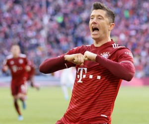 epa09880478 Munich's Robert Lewandowski celebrates after scoring the 1-0 penalty goal during the German Bundesliga soccer match between FC Bayern Munich and FC Augsburg in Munich, Germany, 09 April 2022.  EPA/RONALD WITTEK CONDITIONS - ATTENTION: The DFL regulations prohibit any use of photographs as image sequences and/or quasi-video.