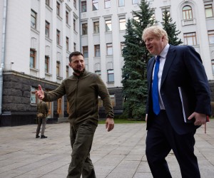 epa09880735 A handout photo made available by Ukrainian Presidential Press Service shows British Prime Minister Boris Johnson (R) and Ukrainian President Volodymyr Zelensky (L) walk ahead their meeting in Kyiv, Ukraine, 09 April 2022. British Prime Minister Boris Johnson paid an unannounced visit to Kyiv on April 9 to 'show solidarity' with Ukraine a day after a missile strike killed dozens at a railway station in the country's east.  EPA/UKRAINIAN PRESIDENTIAL PRESS SERVICE / HANDOUT  HANDOUT EDITORIAL USE ONLY/NO SALES