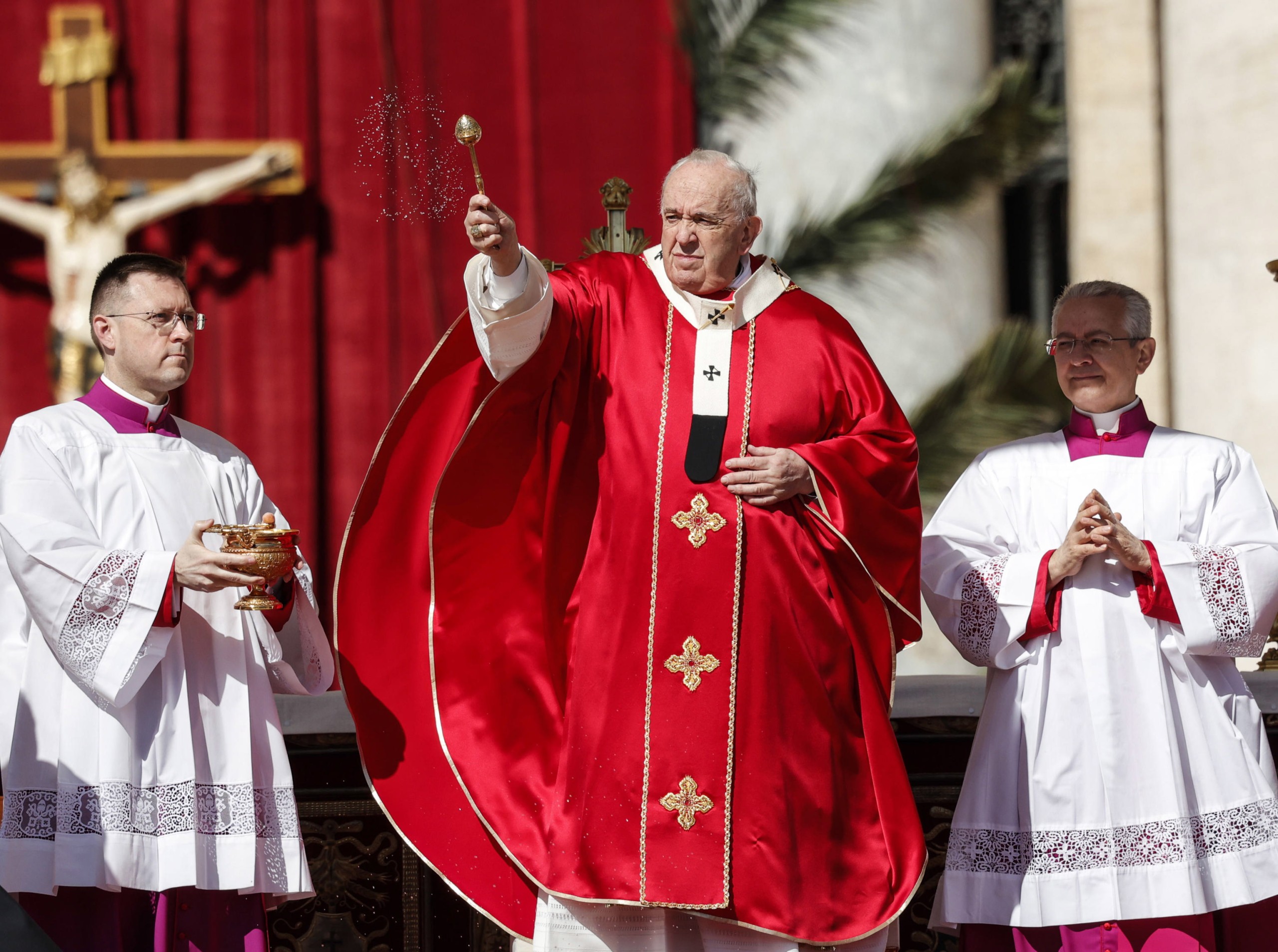epa09881920 Pope Francis celebrates Palm Sunday Mass in Saint Peter's Square, Vatican City, 10 April 2022.  EPA/GIUSEPPE LAMI