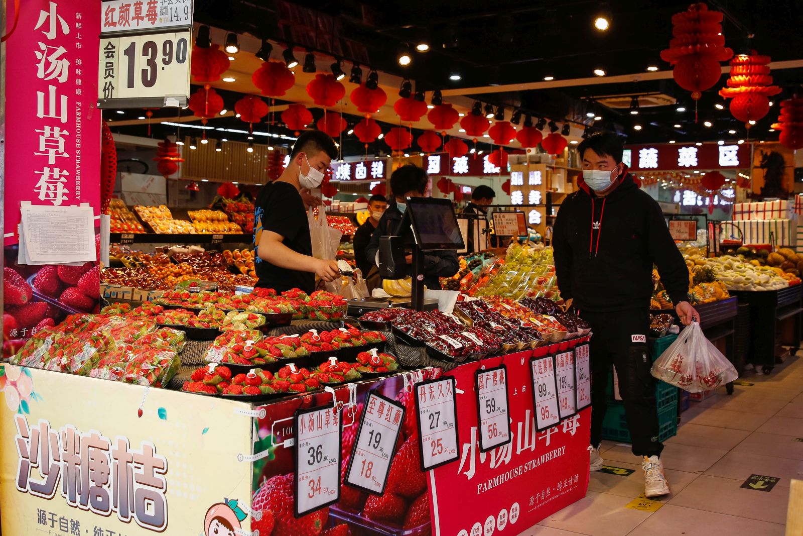 epa09884226 A man purchases fruits at a store in Beijing, China, 11 April 2022. China's consumer price index (CPI), a gauge for inflation, rose 1.5 percent year on year in March, up from 0.9 percent growth in February. The increase is driven by the rising cost of global commodities as well as epidemic outbreaks, the National Bureau of Statistics (NBS) said.  EPA/MARK R. CRISTINO