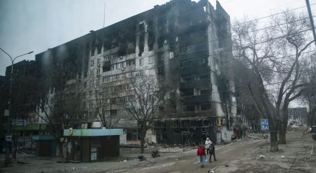 Crveni kombi spasa: Šest puta je ulazio u Mariupolj i spasio 200 ljudi: “Moj kombi pazio je na mene”