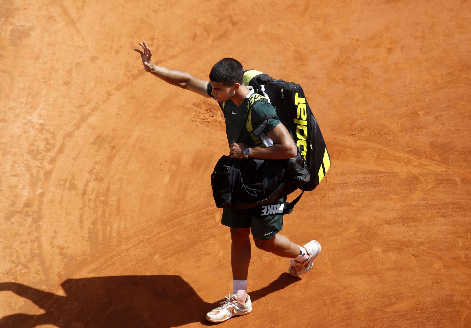 epa09887760 Carlos Alcaraz of Spain leaves the court after losing his second round match against Sebastian Korda of US at the Monte-Carlo Rolex Masters tennis tournament in Roquebrune Cap Martin, France, 13 April 2022.  EPA/SEBASTIEN NOGIER