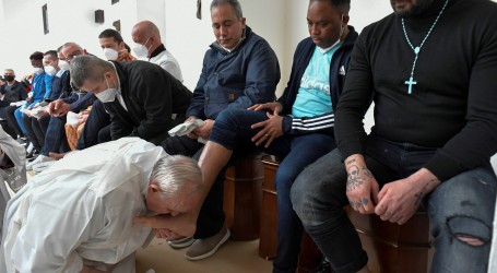 Papa u talijanskom zatvoru održao tradicionalni obred pranja nogu