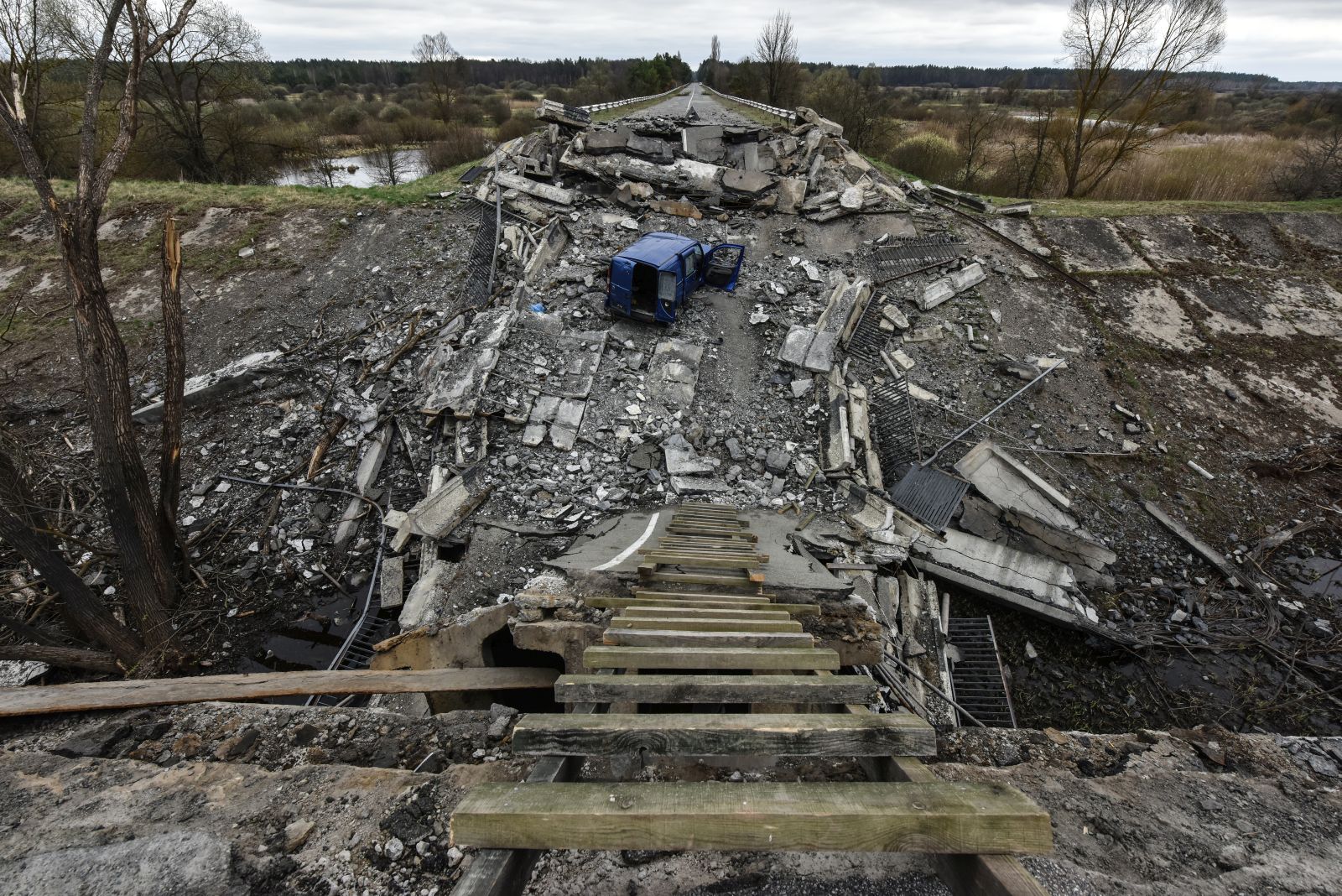 epa09893781 A destroyed bridge in Kukhari, Kyiv Oblast, Ukraine, 16 April 2022. On 24 February Russian troops entered Ukrainian territory resulting in fighting and destruction in the country, a huge flow of refugees, and multiple sanctions against Russia.  EPA/OLEG PETRASYUK