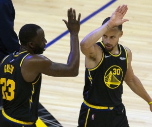 epa09894082 Golden State Warriors forward Draymond Green (L) high fives teammate Stephen Curry during the second quarter of the NBA basketball game between the Denver Nuggets and the Golden State Warriors at Chase Center in San Francisco, California, USA, 16 April 2022.  EPA/D. ROSS CAMERON  SHUTTERSTOCK OUT