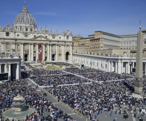 epa09894157 A general view on the St. Peter's Square as Pope Francis leads the Easter Mass at the Vatican City, 17 April 2022.  EPA/CLAUDIO PERI