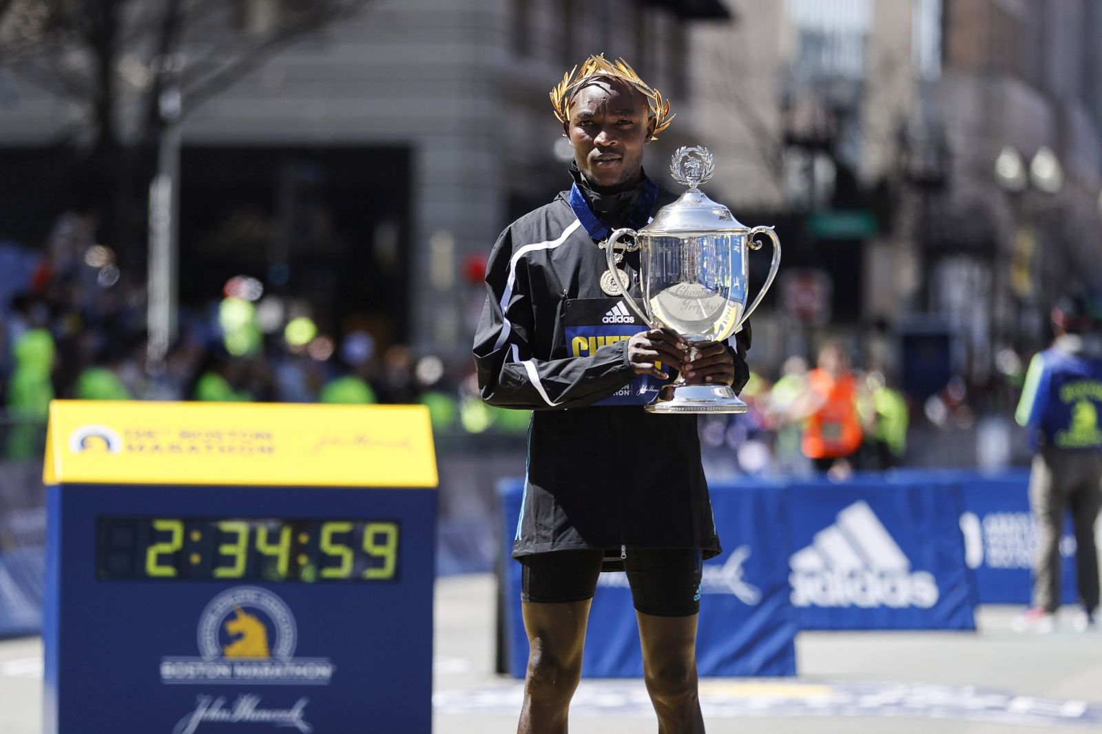 epa09896154 Evans Chebet of Kenya holds up a trophy after winning the Men’s Division of the 126th Boston Marathon, in Boston, Massachusetts, USA, 18 April 2022. This is the first time since the beginning of the pandemic that the Boston Marathon, the worlds oldest annual marathon, was held on the traditional date in April.  EPA/CJ GUNTHER