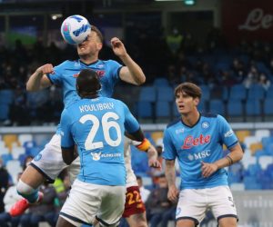 epa09896281 Napoli’s midfielder Stanislav Lobotka (L) goes for a header during the Italian Serie A soccer match between SSC Napoli and AS Roma at 'Diego Armando Maradona' stadium in Naples, Italy, 18 April 2022.  EPA/CESARE ABBATE