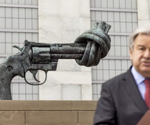epa09897473 United Nations Secretary-General Antonio Guterres make a statement calling for a ceasefire in the fighting between Russia and Ukraine in front of the bronze sculpture entitled 'The Knotted Gun' by Swedish artist Carl Fredrik Reutersward outside of United Nations headquarters in New York, New York, USA, 19 April 2022.  EPA/JUSTIN LANE