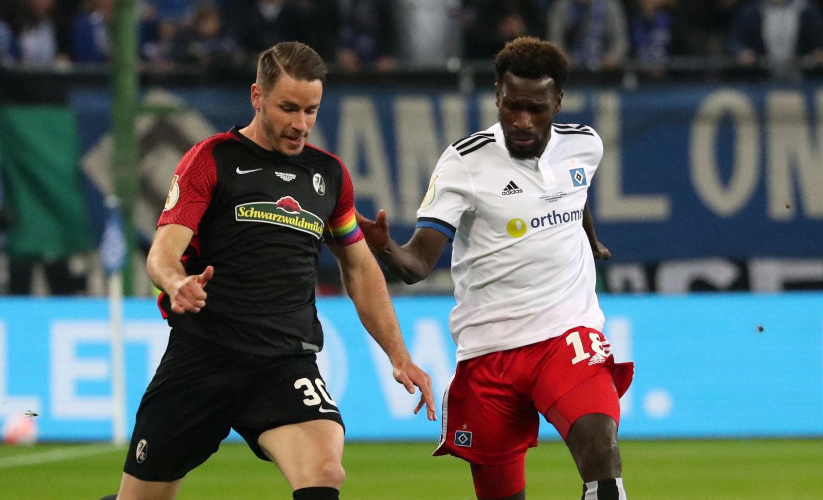 epa09897652 Hamburg’s Bakery Jatta (R) in action against Freiburg's Christian Guenter (L) during the German DFB Cup semi final soccer match between Hamburger SV and SC Freiburg in Hamburg, Germany, 19 April 2022.  EPA/FOCKE STRANGMANN CONDITIONS - ATTENTION: The DFB regulations prohibit any use of photographs as image sequences and/or quasi-video.