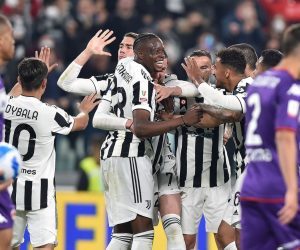 epa09899614 Juventus players celebrate the 1-0 goal during the Italy Cup semifinal, second leg, soccer match Juventus FC vs ACF Fiorentina at the Allianz Satadium in Turin, Italy, 20 april 2022.  EPA/ALESSANDRO DI MARCO