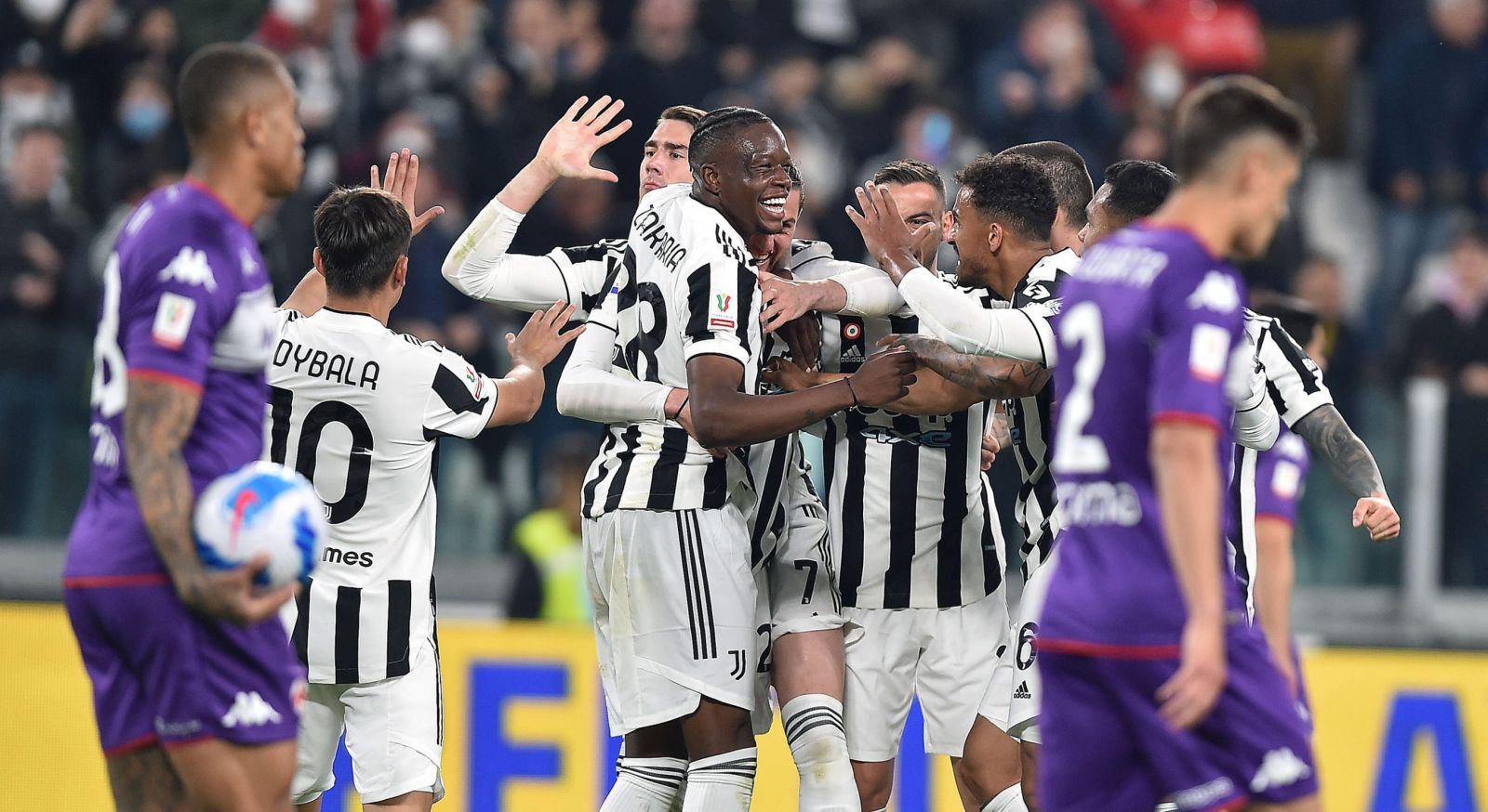 epa09899614 Juventus players celebrate the 1-0 goal during the Italy Cup semifinal, second leg, soccer match Juventus FC vs ACF Fiorentina at the Allianz Satadium in Turin, Italy, 20 april 2022.  EPA/ALESSANDRO DI MARCO