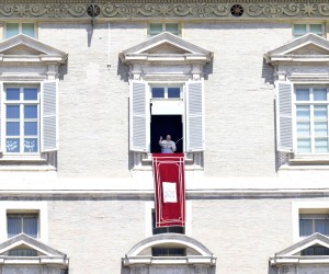 epa09906381 Pope Francis leads the Regina caeli prayer from the window of his office overlooking Saint Peter's Square in Vatican City, 24 April 2022.  EPA/CLAUDIO PERI