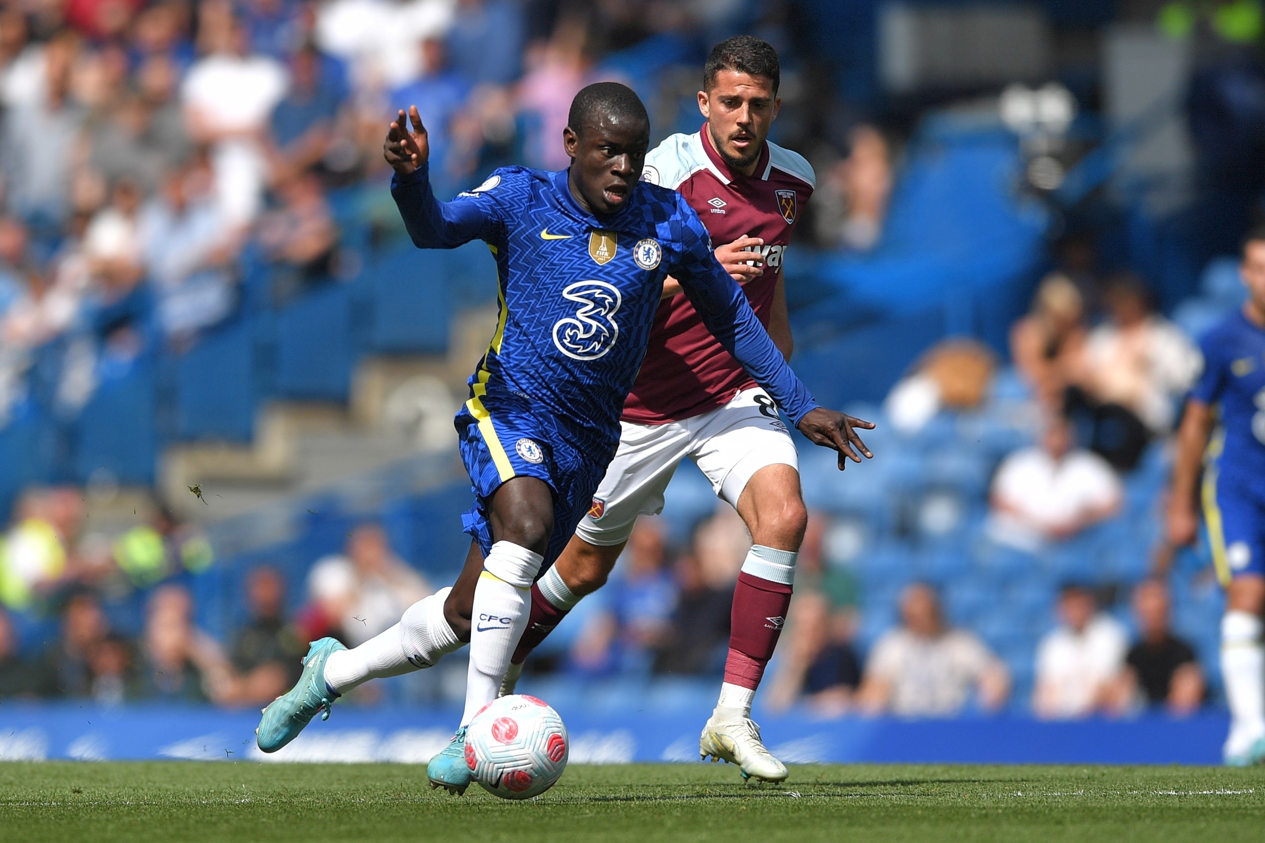 epa09906764 N'Golo Kante (L) of Chelsea in action against Pablo Fornals (R) of West Ham during the English Premier League soccer match between Chelsea FC and West Ham United in London, Britain, 24 April 2022.  EPA/VINCENT MIGNOTT EDITORIAL USE ONLY. No use with unauthorized audio, video, data, fixture lists, club/league logos or 'live' services. Online in-match use limited to 120 images, no video emulation. No use in betting, games or single club/league/player publications