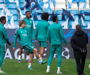 epa09908884 Real Madrid's Luka Modric (2-L) and teammates attend their training session in Manchester, Britain, 25 April 2022. Real Madrid will face Manchester City in their UEFA Champions League semi final, first leg soccer match on 26 April 2022.  EPA/PETER POWELL