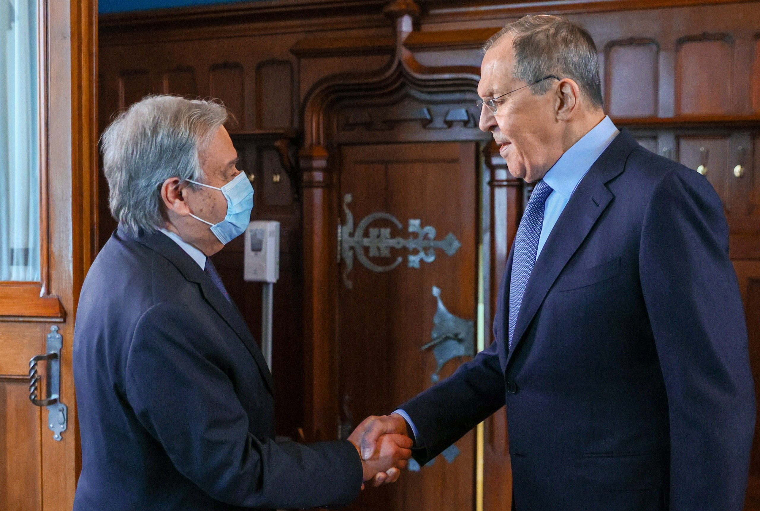 epa09909680 A handout photo made available by the press service of the  Russian Foreign Affairs Ministry shows Russian Foreign Minister Sergei Lavrov (R) and UN Secretary-General Antonio Guterres (L) shaking hands during their meeting in Moscow, Russia, 26 April 2022. UN Secretary-General is on a working visit to Moscow.  EPA/RUSSIAN FOREIGN AFFAIRS MINISTRY HANDOUT MANDATORY CREDIT / HANDOUT EDITORIAL USE ONLY/NO SALES