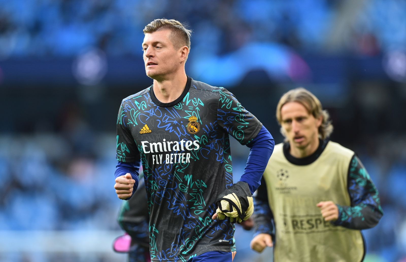 epa09910638 Real Madrid's Toni Kroos (L) and Real Madrid's Luka Modric (R) warm up for the UEFA Champions League semi final, first leg soccer match between Manchester City and Real Madrid in Manchester, Britain, 26 April 2022.  EPA/PETER POWELL