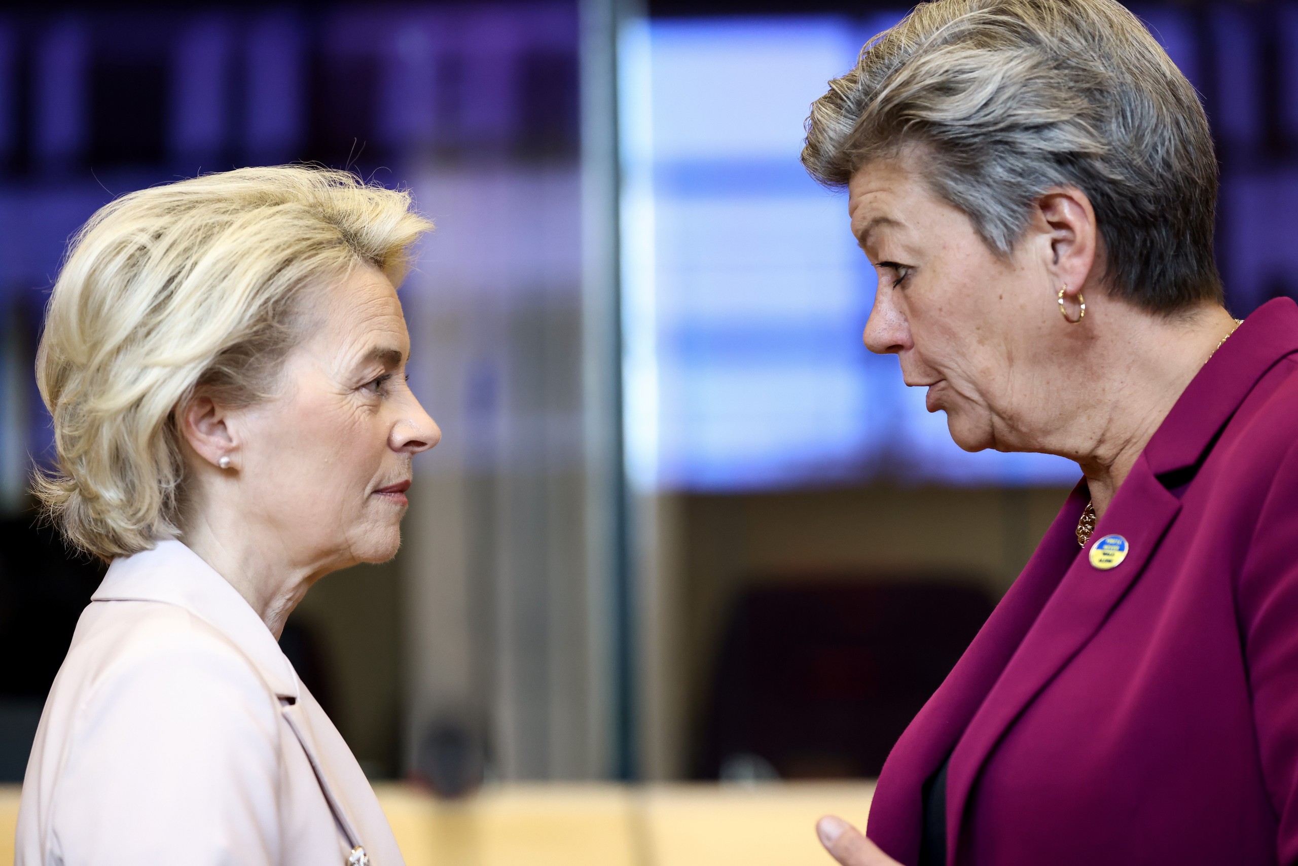 epa09911567 European Commission President Ursula von der Leyen (L) speaks with European Commissioner for Home Affairs Ylva Johansson (R) as she arrives for the European Commission weekly College Meeting at the EU headquarters in Brussels, Belgium, 27 April 2022.  EPA/KENZO TRIBOUILLARD / POOL
