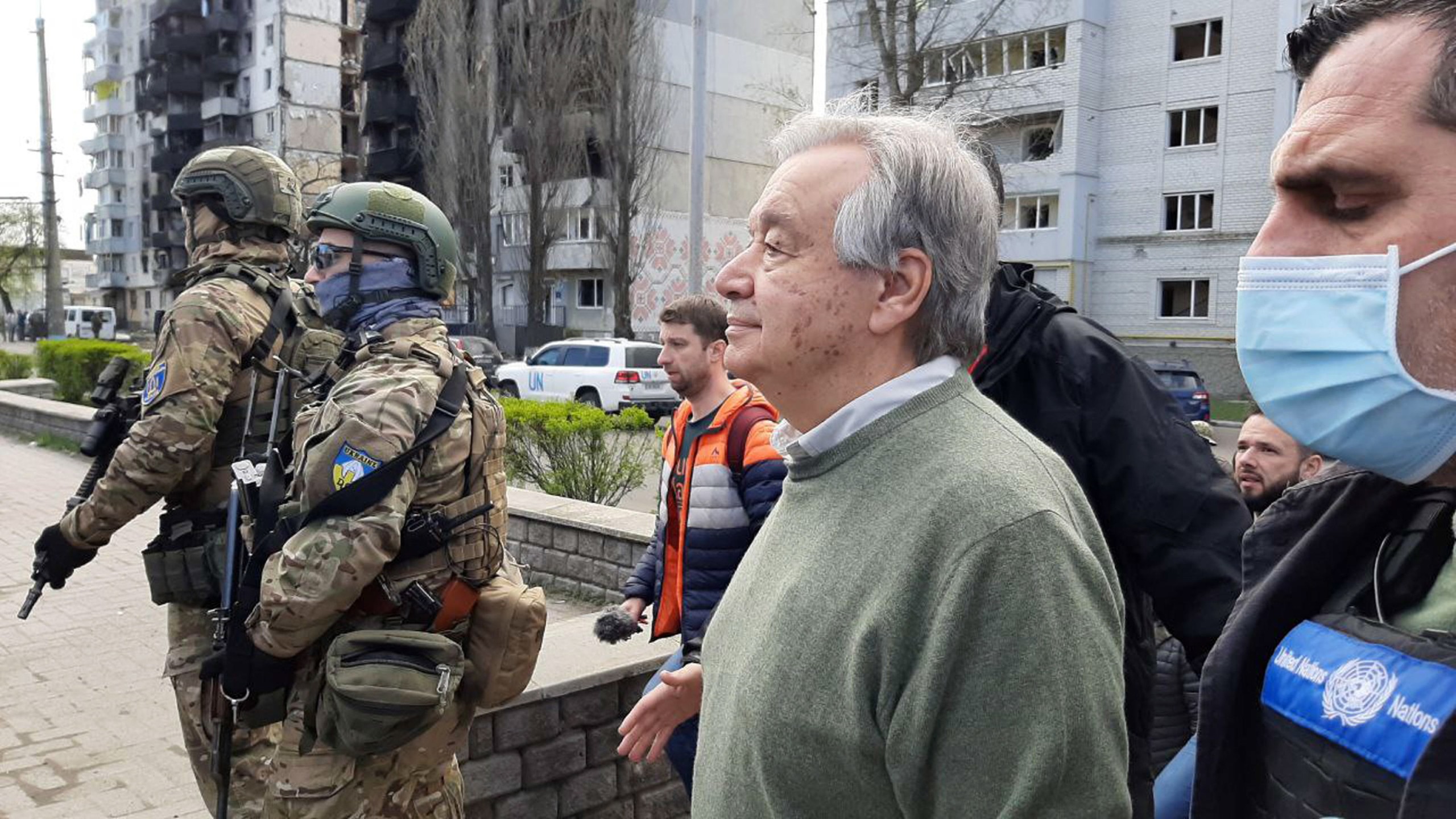 epa09913756 UN Secretary-General Antonio Guterres (2-R) looks on during his visit to Borodyanka, Ukraine, 28 April 2022. UN Secretary General Antonio Gurterres is scheduled to visit the Kiev quarters as well as the theater of operations attributed to the Russian forces, including Bucha, Irpin and Borodianka. Guterres arrived in Ukraine after a visit to Moscow.  EPA/Laurence Figa-Talamanca