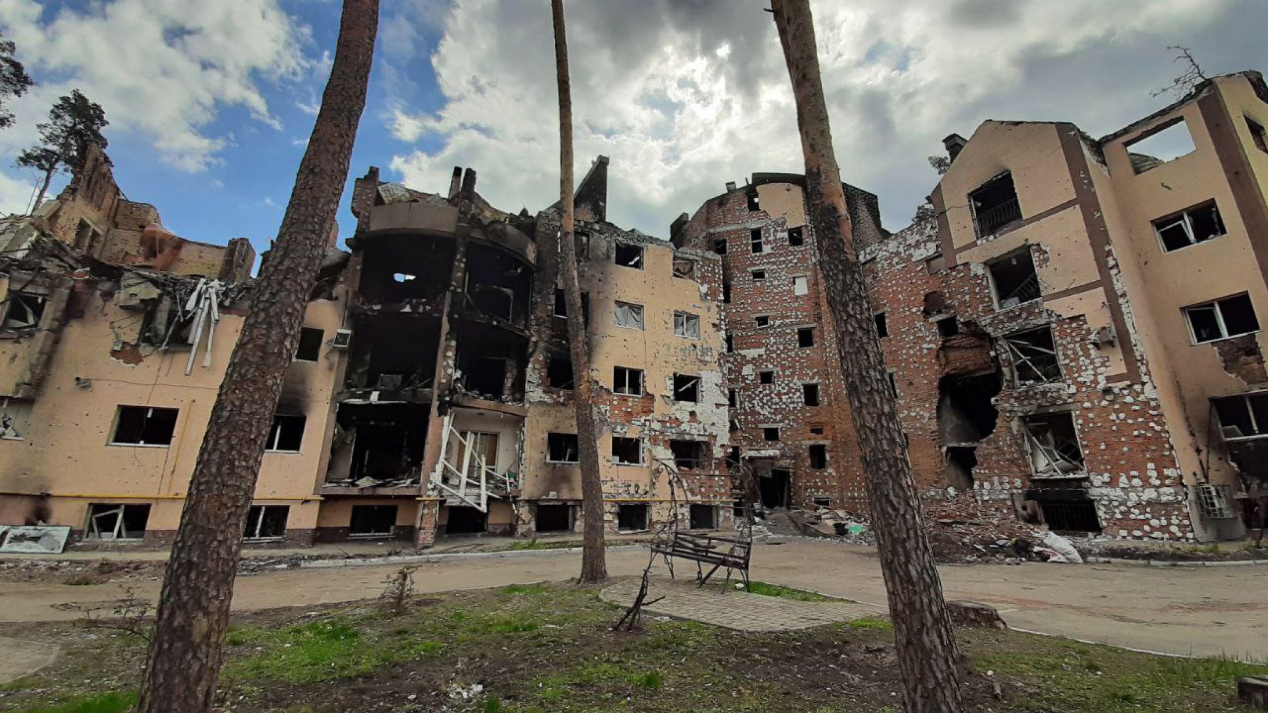 epa09913871 Visible damage to buildings and streets partially destroyed by bombing, seen during a visit by UN Secretary General Antonio Guterres in Irpin,  Ukraine, 28 April 2022. UN Secretary General Antonio Guterres is scheduled to visit the Kiev quarters as well as the theater of operations attributed to the Russian forces, including Bucha, Irpin and Borodyanka. Guterres arrived in Ukraine after a visit to Moscow.  EPA/Laurence Figà-Talamanca