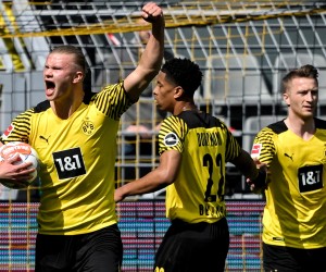 epa09918372 Dortmund's Erling Haaland (L) celebrates after scoring the 1-2 goal from the penalty spot during the German Bundesliga soccer match between Borussia Dortmund and VfL Bochum at Signal Iduna Park in Dortmund, Germany, 30 April 2022.  EPA/SASCHA STEINBACH CONDITIONS - ATTENTION: The DFL regulations prohibit any use of photographs as image sequences and/or quasi-video.