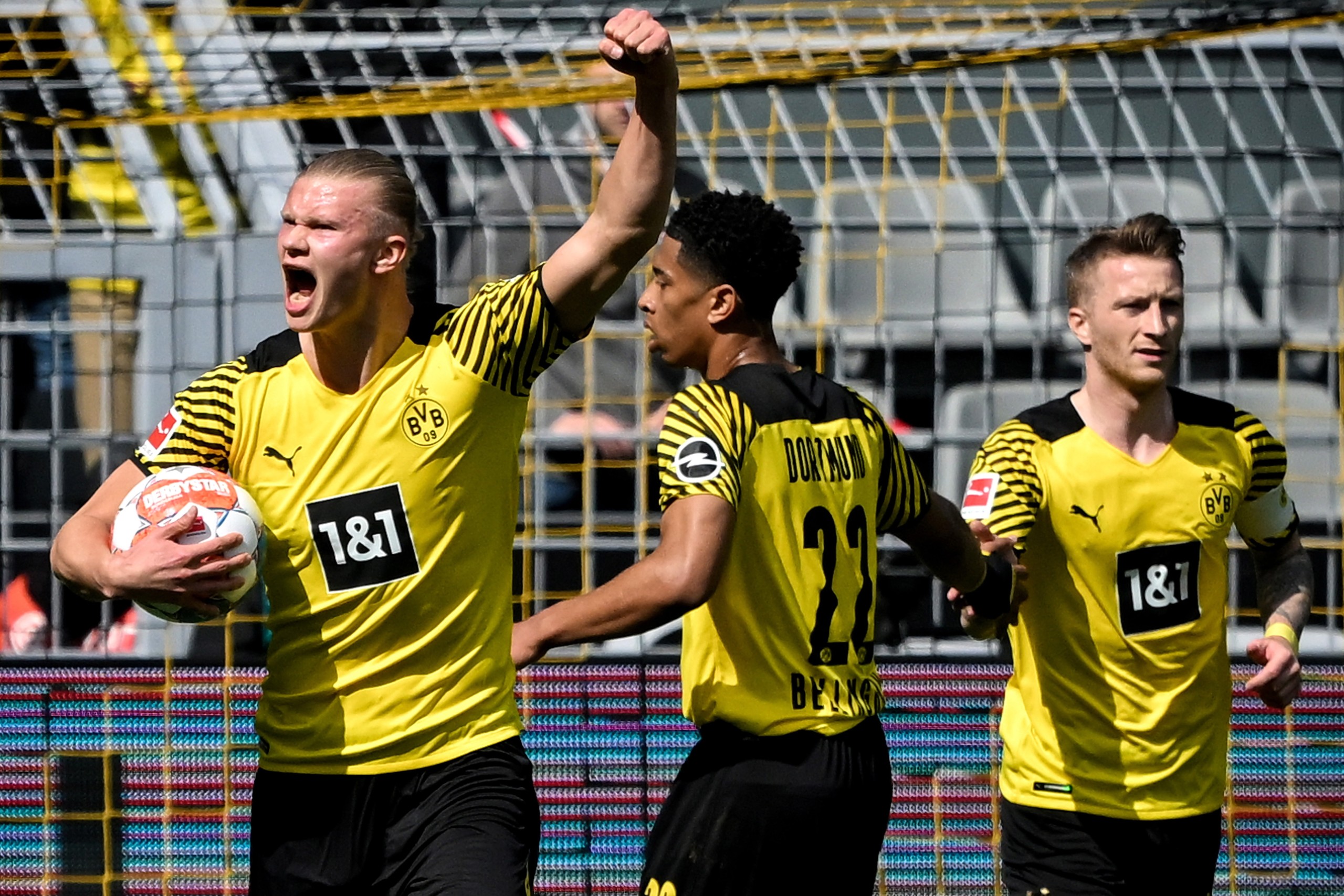 epa09918372 Dortmund's Erling Haaland (L) celebrates after scoring the 1-2 goal from the penalty spot during the German Bundesliga soccer match between Borussia Dortmund and VfL Bochum at Signal Iduna Park in Dortmund, Germany, 30 April 2022.  EPA/SASCHA STEINBACH CONDITIONS - ATTENTION: The DFL regulations prohibit any use of photographs as image sequences and/or quasi-video.