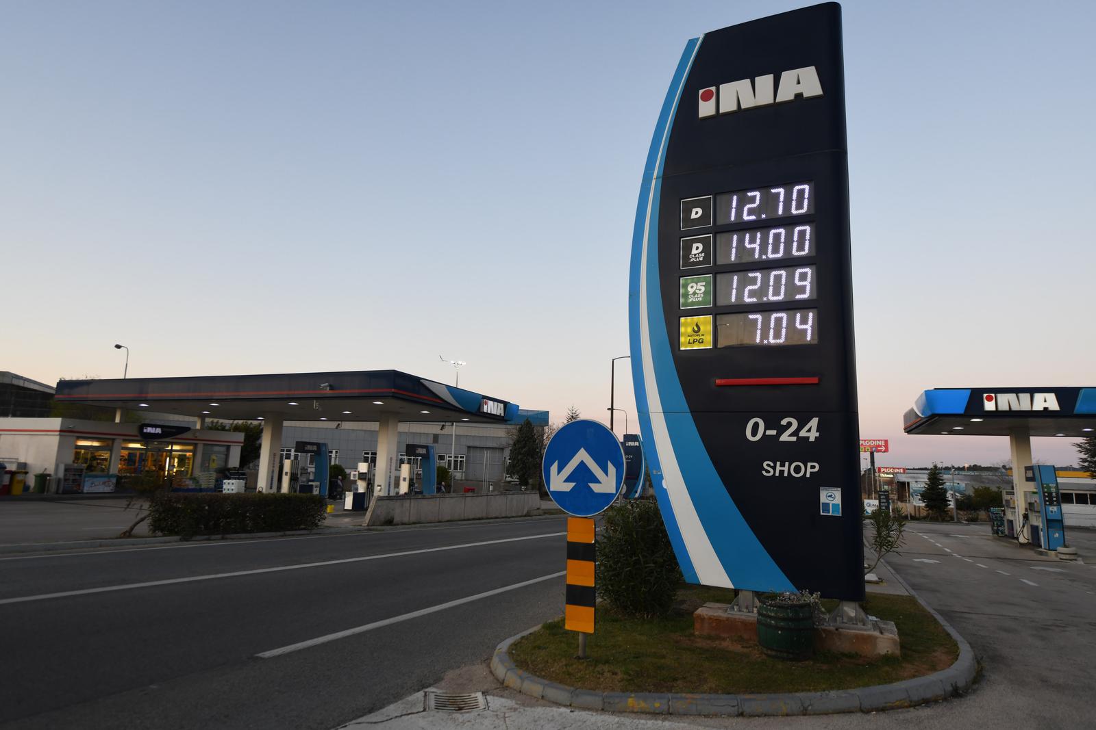 05.04.2022., Sibenik - Od ponoci nove, znatno manje, cijene goriva na benzinskim postajama u Hrvatskoj. Photo: Hrvoje Jelavic/PIXSELL