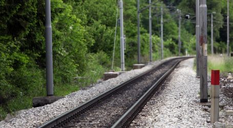 Teretni vlak u Delnicama naletio na 79-godišnjaka, poginuo je