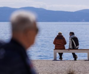 13.03.2022., Split - Splicani uzivaju na suncu na plazi Znjan.
  Photo: Miroslav Lelas/PIXSELL