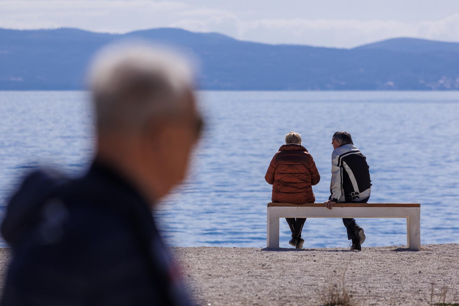 13.03.2022., Split - Splicani uzivaju na suncu na plazi Znjan.
  Photo: Miroslav Lelas/PIXSELL