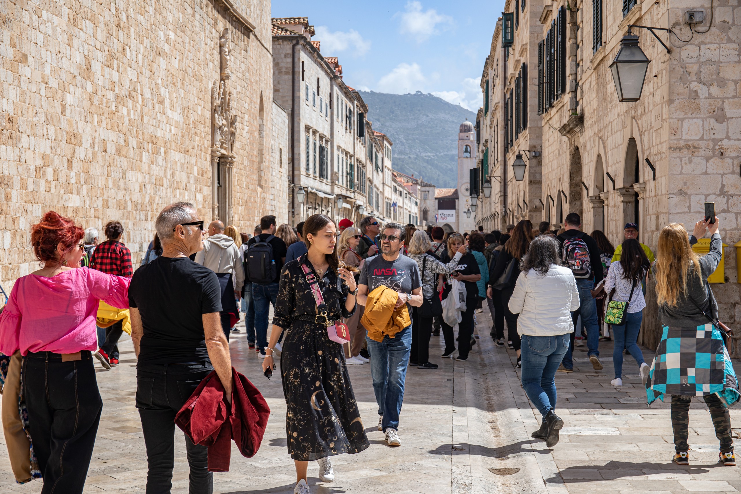 23.04.2022., Stara gradska jezgra, Dubrovnik - Grad pun gostiju. Kafici i restorani popunjeni.   Photo: Grgo Jelavic/PIXSELL