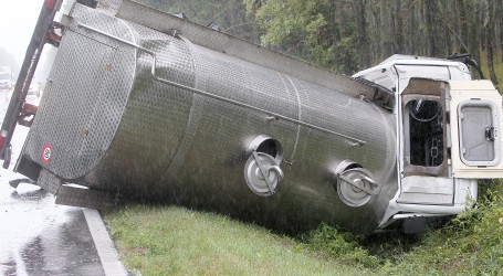 BiH: Vozač cisterne nestao u Neretvi, sedam putnika ozlijeđeno kod Mostara