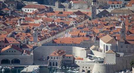U crkvi Male braće u Dubrovniku u potresu oštećen oltar